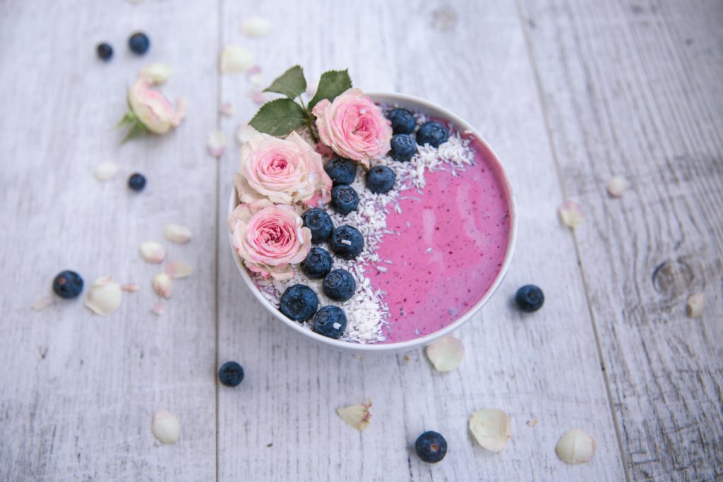 SMOOTHIE BOWL MIT BEEREN AND KOKOS | FLEURISCOEUR