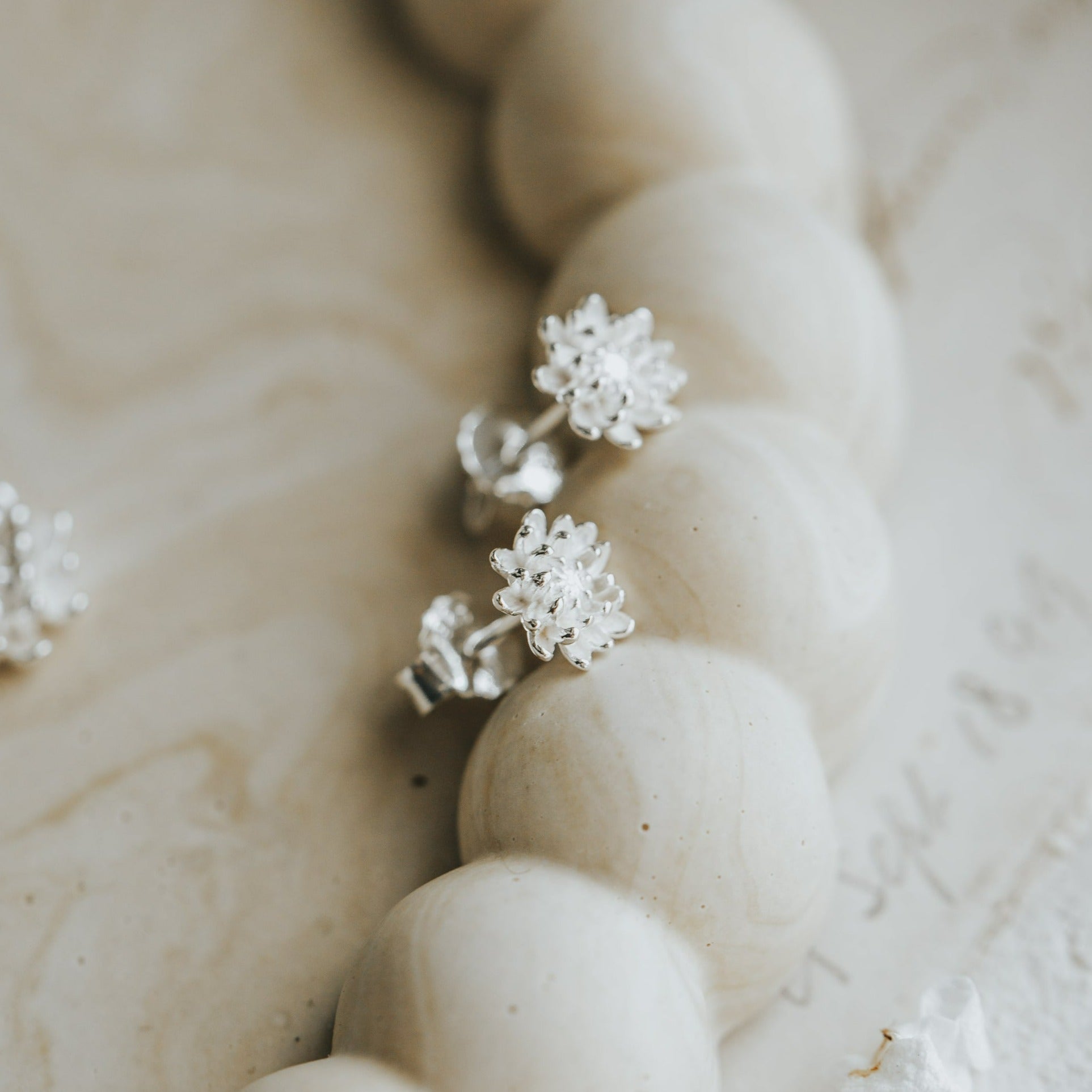 EAR STUDS CHRYSANTHEMUM